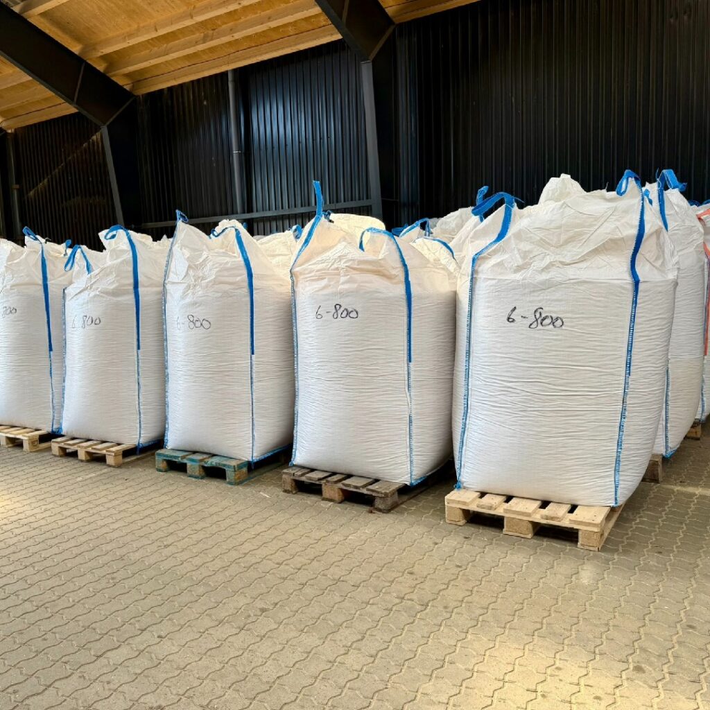 En masse bigbags med træpiller