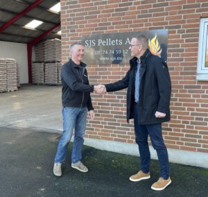 Henning fra SJS og Carsten fra Ewers Energi giver hånd