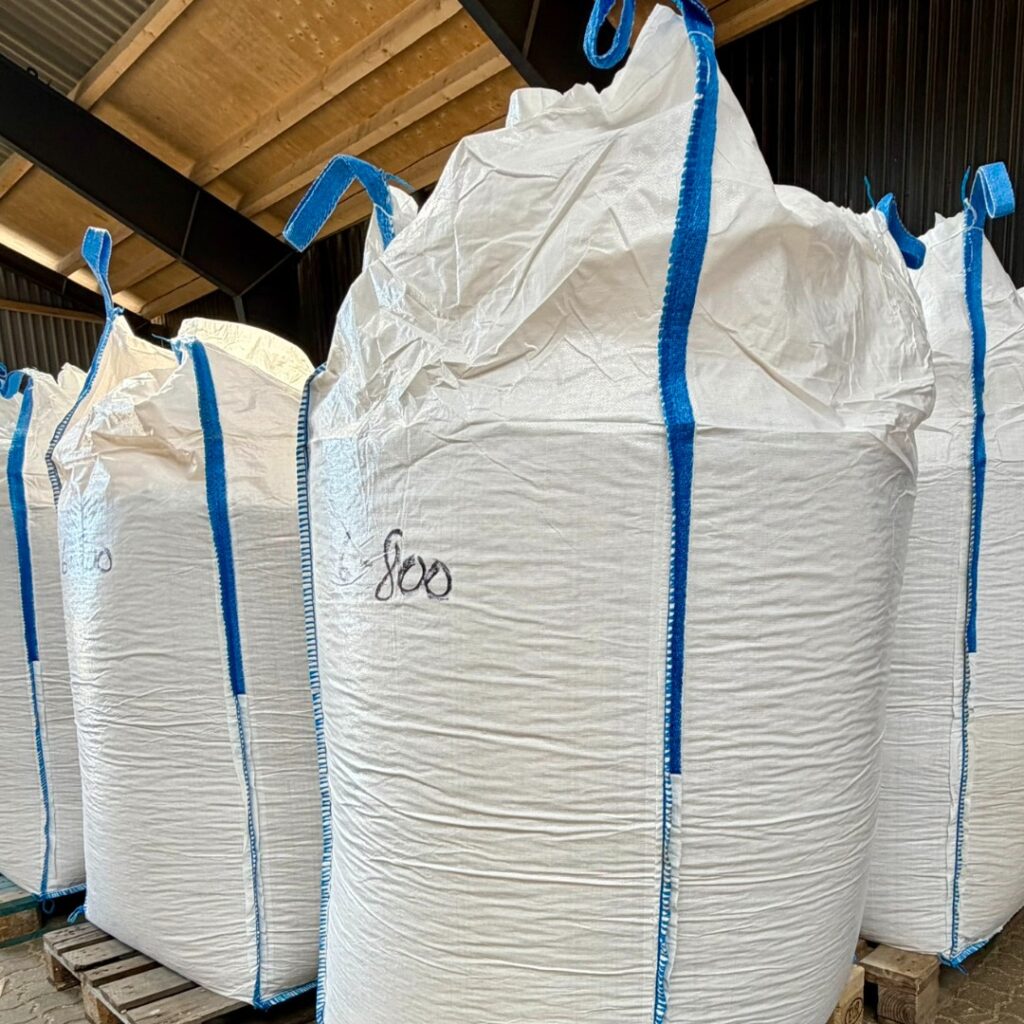 Hvide Bigbags med træpiller